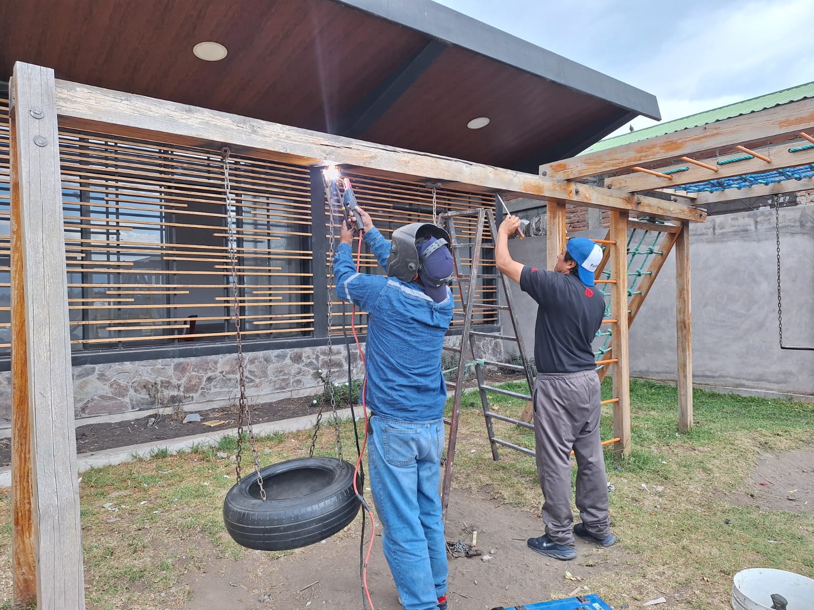 MANTENIMIENTO DE JUEGOS INFANTILES Y LIMPIEZA